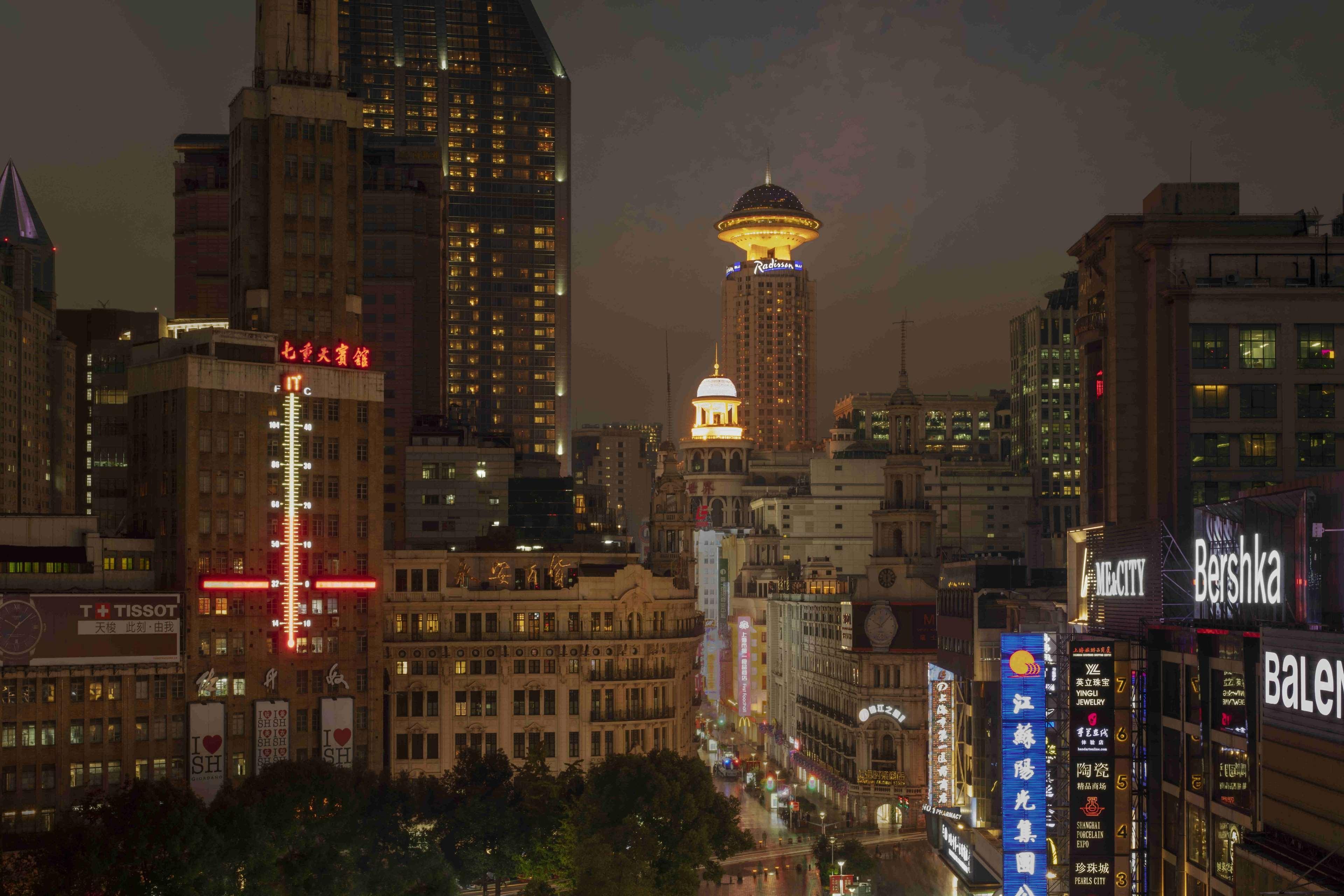 Radisson Blu Hotel Shanghai New World Екстер'єр фото The Bank of China Building at night